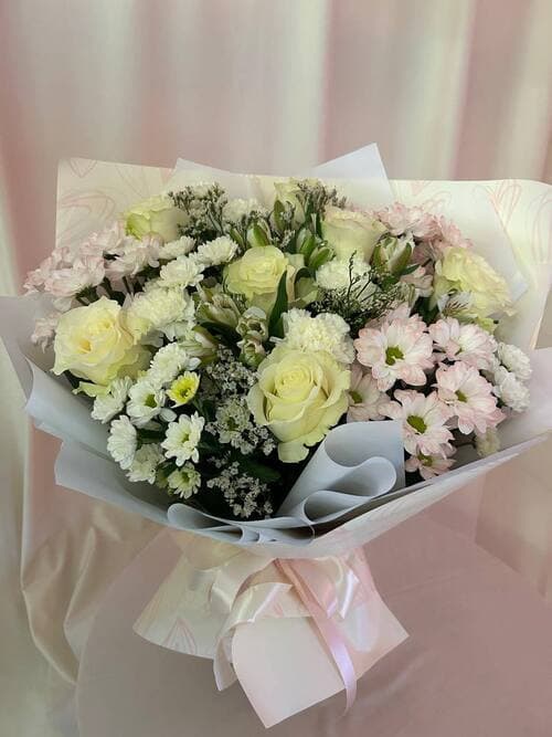 Нежный светлый букет из роз, хризантем и сантини