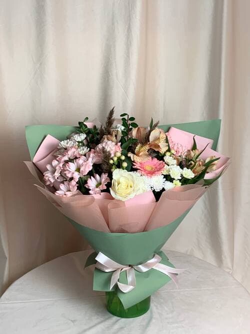 Букет из роз, гербер и хризантем