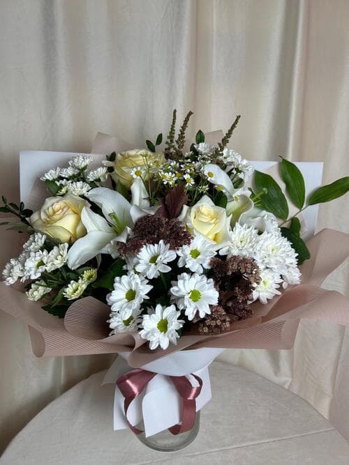 Букет из хризантем, роз и лилий