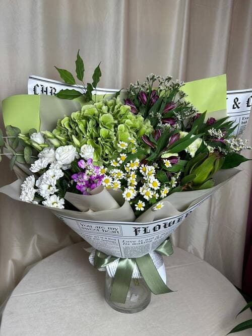 Свежий зелёный букет из гортензий