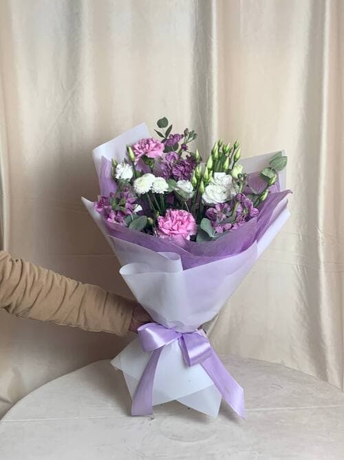 Нежный и аккуратный букет из матиолы, эустомы и гвоздики